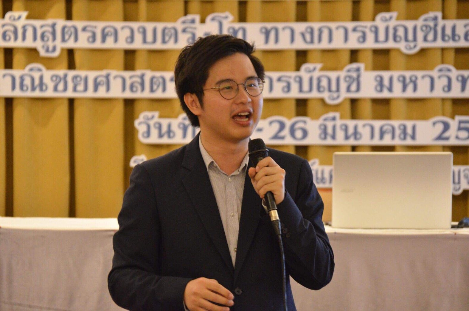 อ.ท๊อปบรรยายถือไมโครโฟน